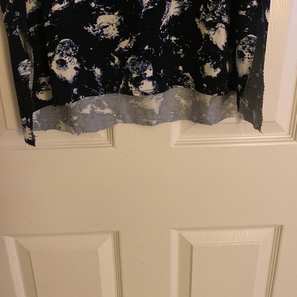 Ellen Tracy Navy & White Tee M - w/pinking shear trim edges in the sides & back - Picture 3 of 4